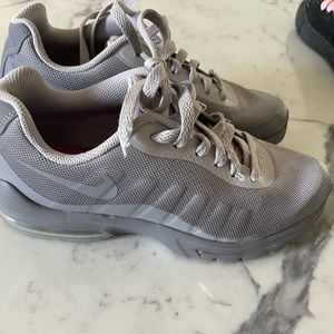Women Nike atlethic shoes. Color grey and pink. Size 5.